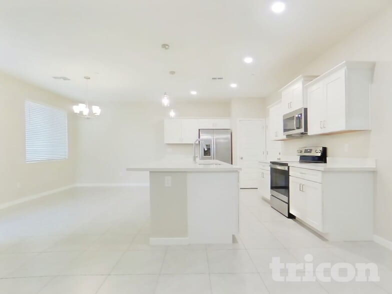 Building Photo - 1349 N Parkcrest