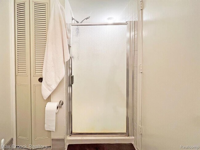 Building Photo - 801 W Long Lake Rd