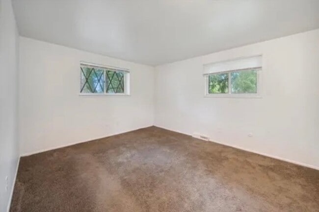 Building Photo - 4 Bedrooms 2 Bathroom