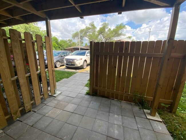 Building Photo - 3 Bedroom 1 Bathroom Apartment