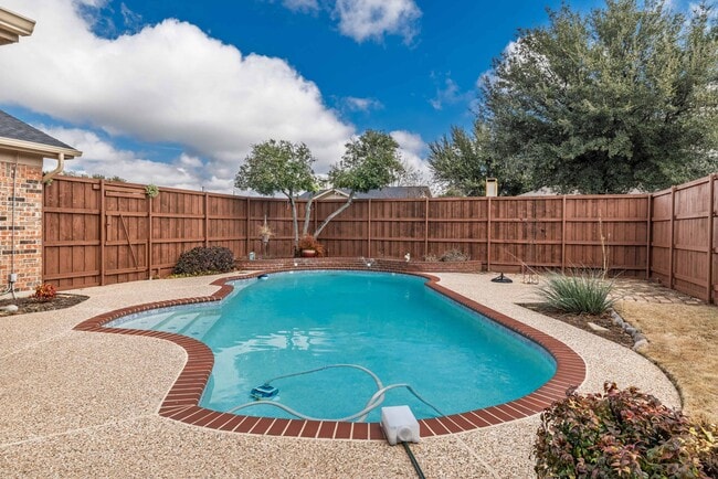 Building Photo - 8467 Willow Creek Dr