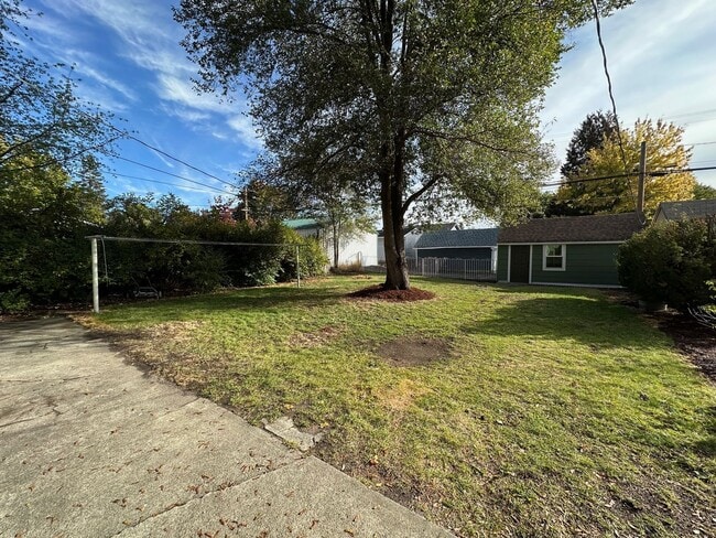 Building Photo - Wonderful 2+ Bedroom 1 Bath Shadle Area Home