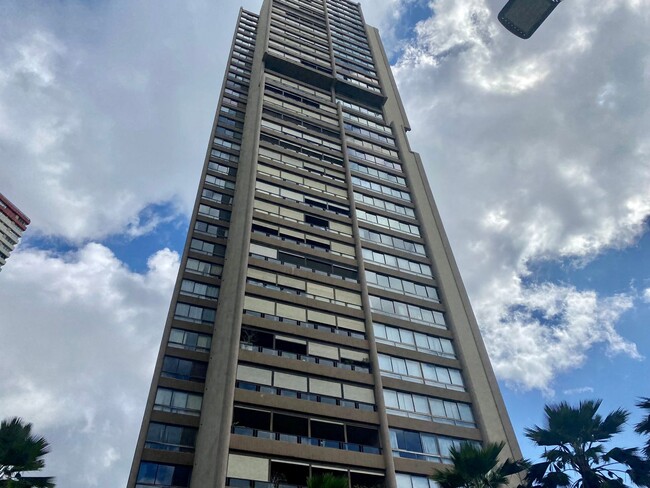 Building Photo - Diamond Head Views! City Views! Golf Cours...