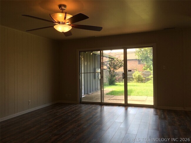 Building Photo - 4912 S Knoxville Pl