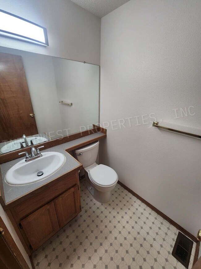 Building Photo - Spacious 4bd 2.5ba Rock Creek Home With 2 ...