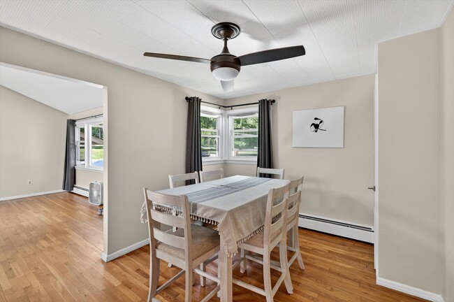 Building Photo - Spacious 4 BR/2BA home corner-lot in Warwi...