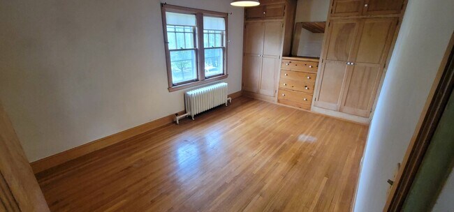 Building Photo - Duluth MN - 4 Bedroom - 2 Bath - 1 Car Gar...