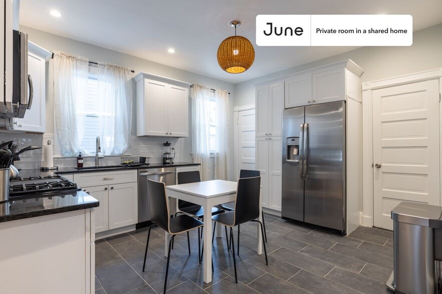 Building Photo - Room in Shared 4 bed/2 bath home in Savin Hill