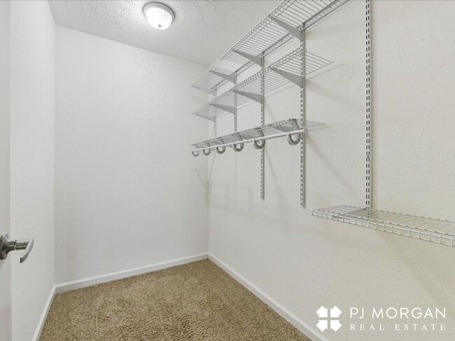 Building Photo - Townhome Rental with Lawn Care and Snow Re...