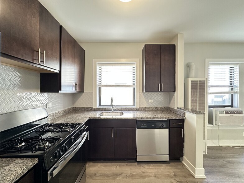 Building Photo - 722 W Brompton Ave