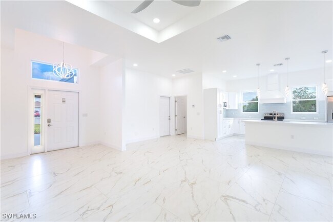 Building Photo - 2561 Sunniland Blvd