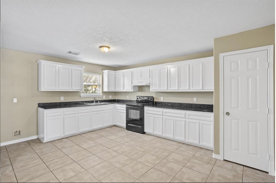 Plenty of cabinets and a pantry - 605 Center St