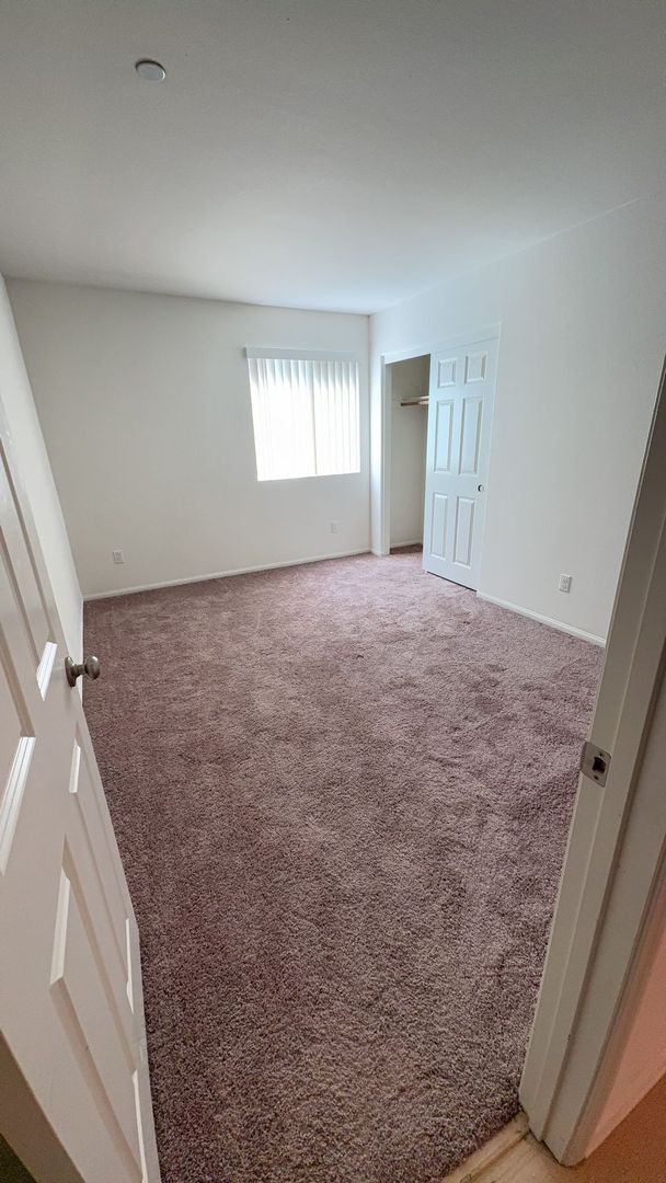 Building Photo - 4 BEDROOM, 3 BATH VICTORVILLE HOME