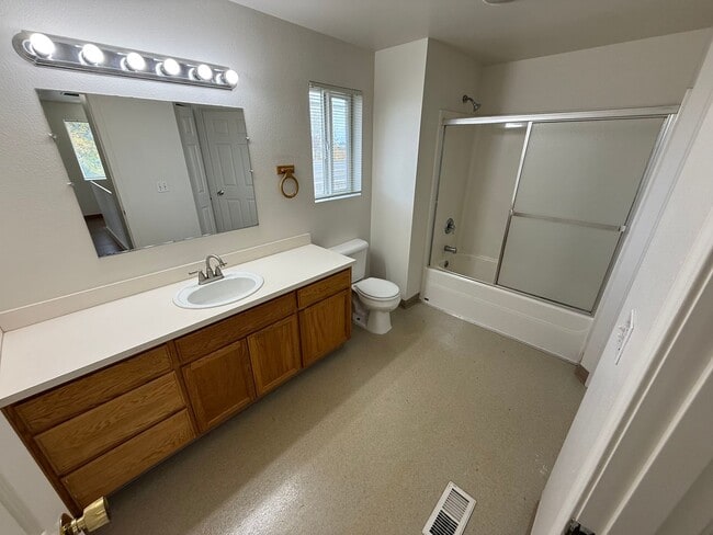 Building Photo - 3 Bedroom Townhome in Southwest Albany