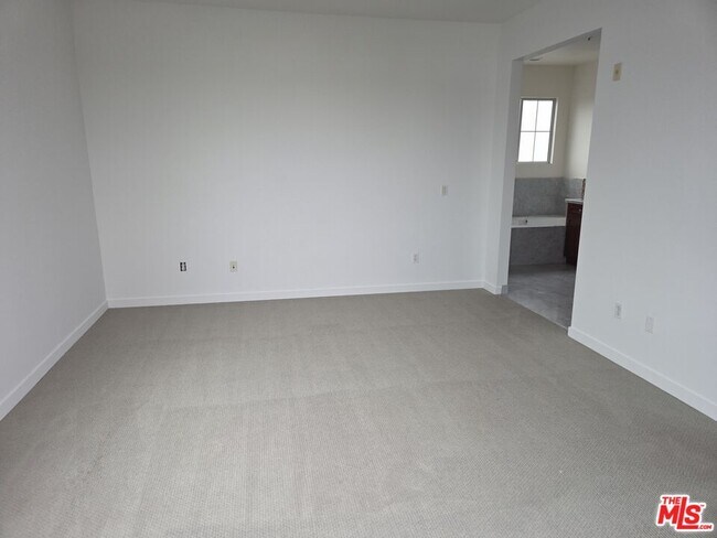 Building Photo - 5350 Playa Vista Dr