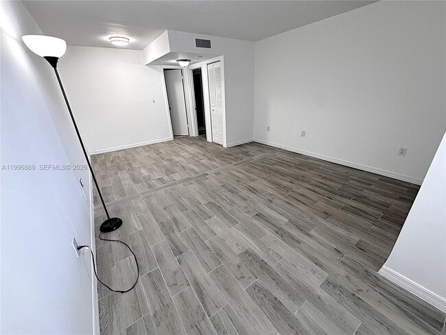 Building Photo - 711 N Pine Island Rd