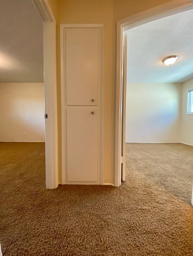 Building Photo - Montavilla Upstairs Townhouse~ Off Street Parking~ 89 Walk Score~ 99 Bike Score~ Pets Welcome!