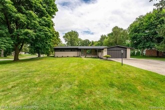 Building Photo - 7011 White Pine Dr