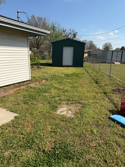 Storage Building - 536 Sherwood Ln