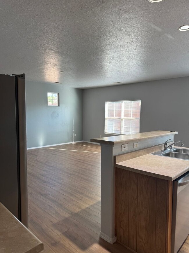 Building Photo - Three Bedroom Townhome