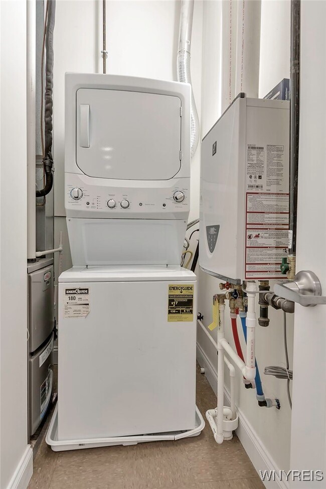 Building Photo - 251 Main St