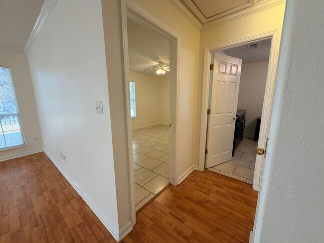 Building Photo - SummerBrooke Home, Plenty of Sunshine, Privacy, & Backyard Space!