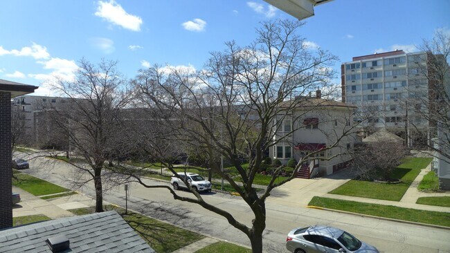 Building Photo - 136 Elgin Ave