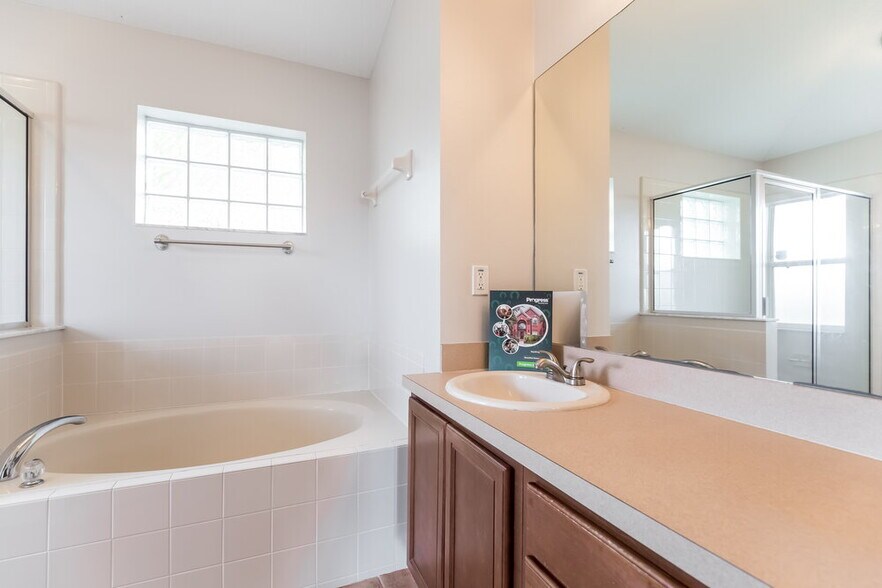 Building Photo - 819 Shore Breeze Way