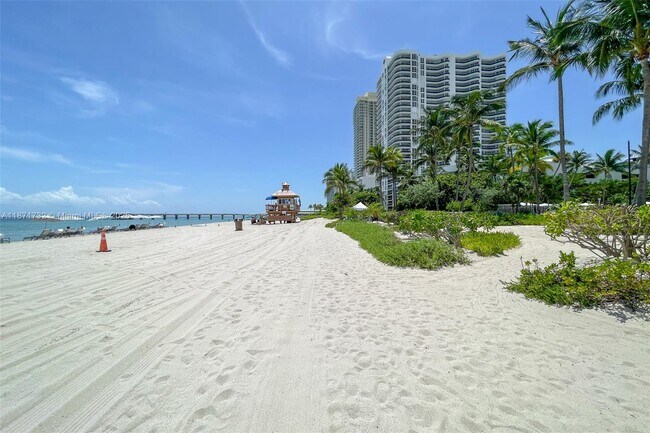 Building Photo - 16901 Collins Ave