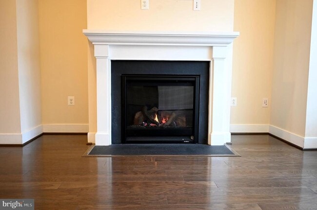 Building Photo - 2413 Glenallan Ave