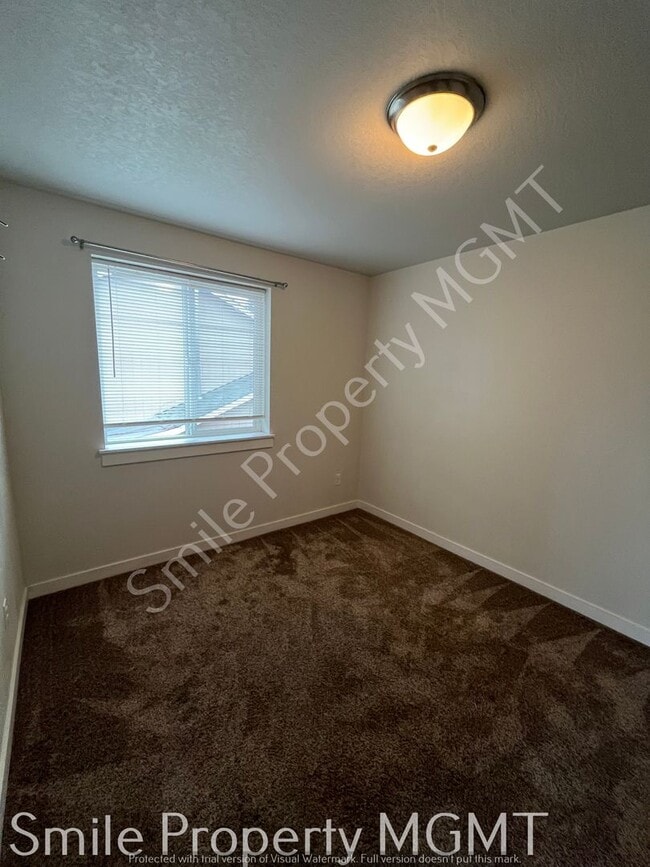 Building Photo - 2 Bedrooms with Garage Parking