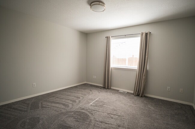Building Photo - 370 NW Terre View Dr