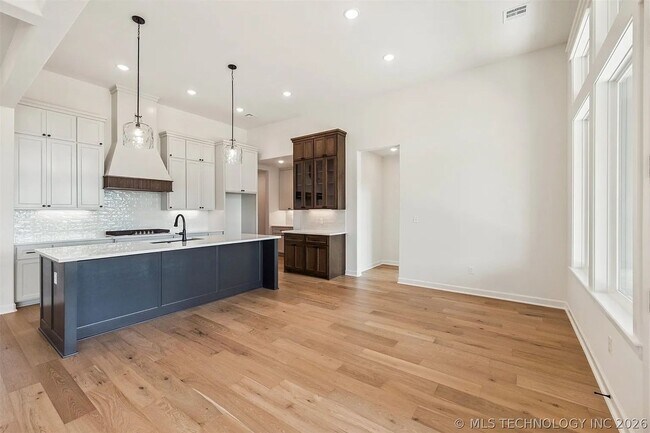 Building Photo - 5 Bed | 4 Bath House