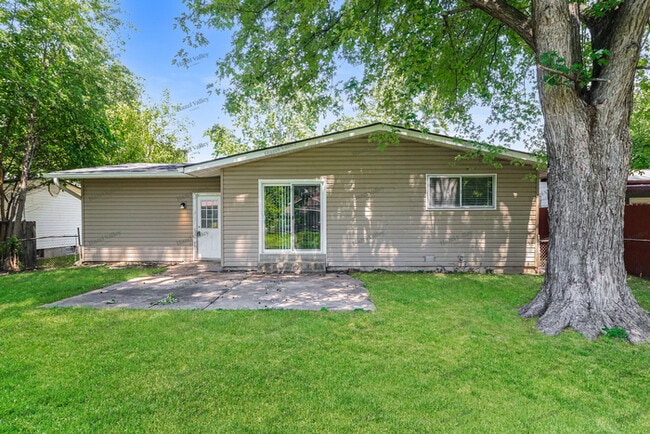 Building Photo - 2370 Palm Dr