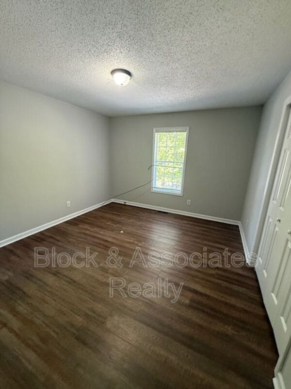 Building Photo - 746 Breeze Hill Rd