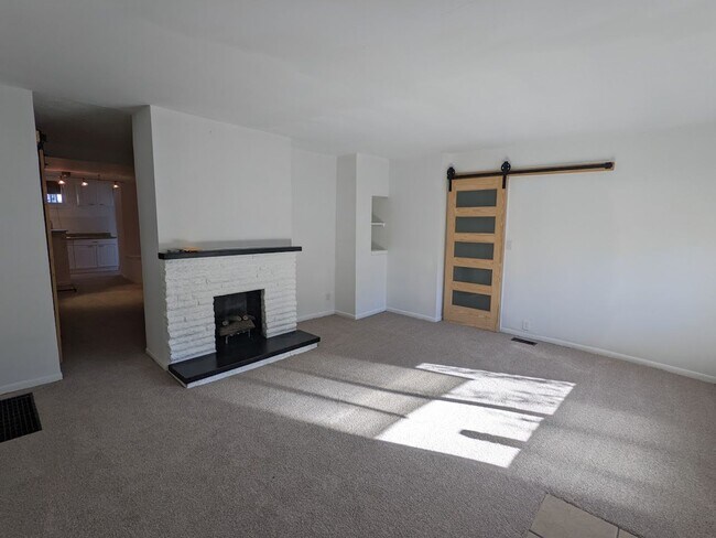 Building Photo - 546 E Jenkins Ave