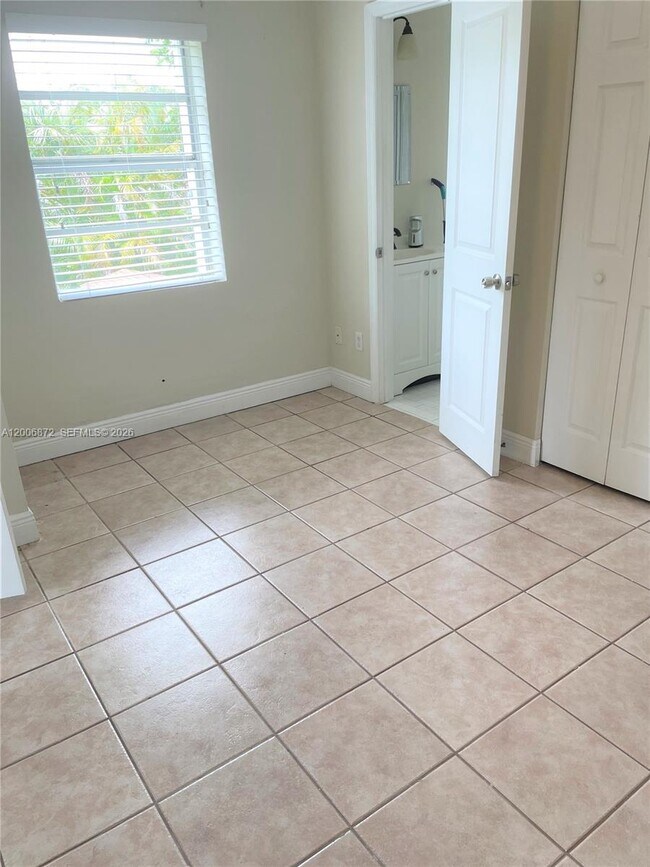 Building Photo - 5116 SW 57th Ave