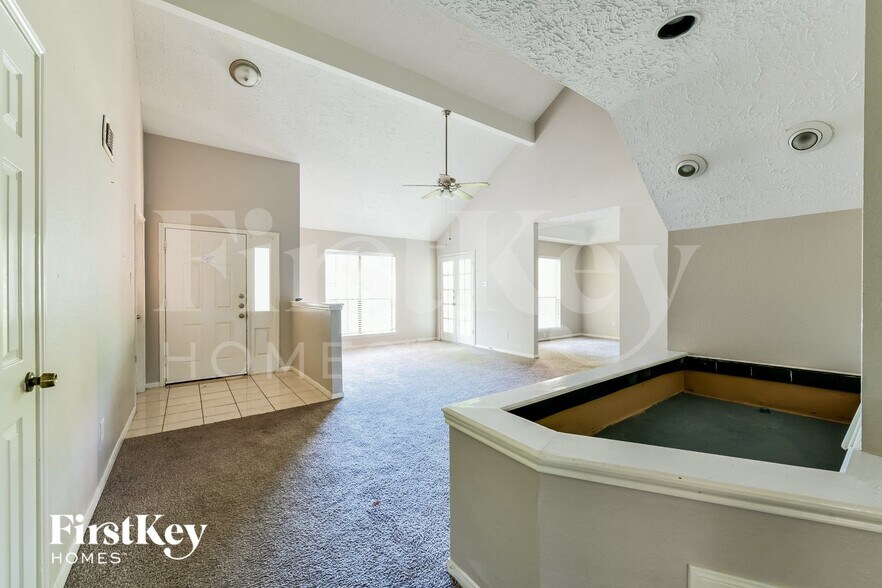 Building Photo - 8511 Stagewood Dr