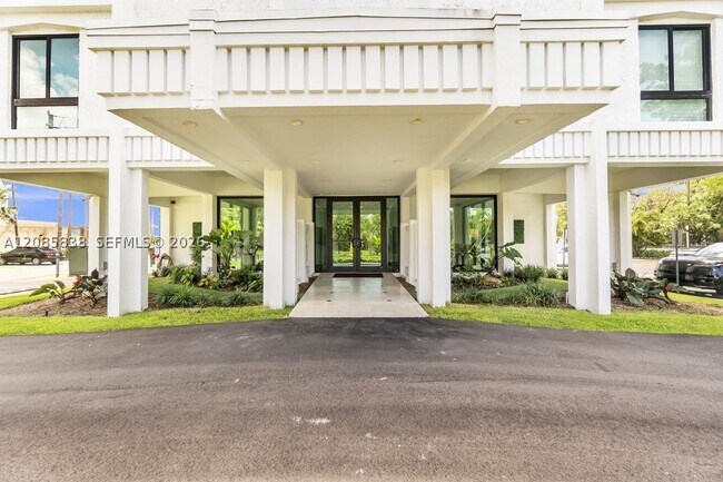 Building Photo - 1600 S Bayshore Ln