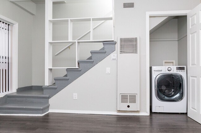Building Photo - Townhome style apartments in up-and-coming...