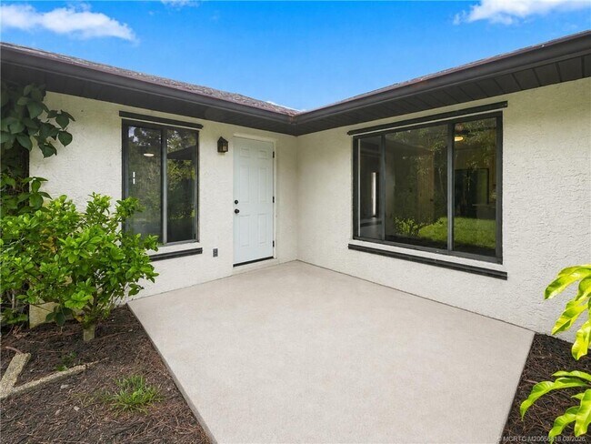 Building Photo - 2101 SE Dolphin Rd