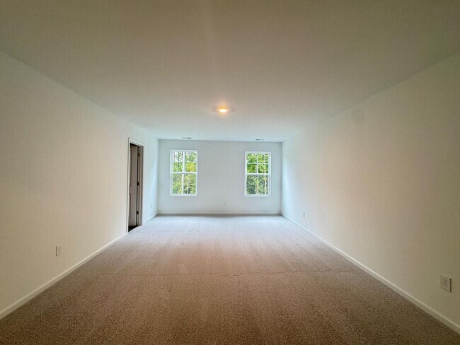 Building Photo - BRAND NEW GORGEOUS TOWNHOUSE in a very con...