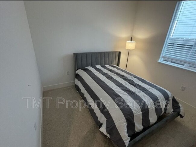 Building Photo - 1060 Lyonia Cir