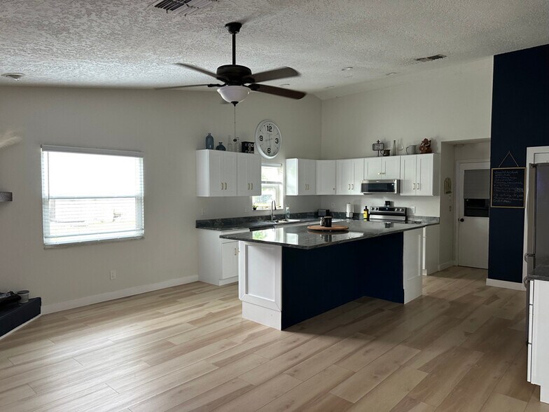 Building Photo - 1035 Anclote Dr