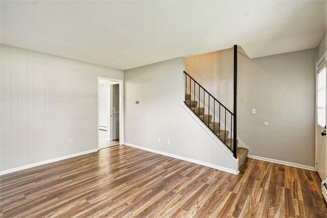 Building Photo - $1250 /2-bedr/1.5 bath town house duplex; tenant pays only electric (Kalamazoo)