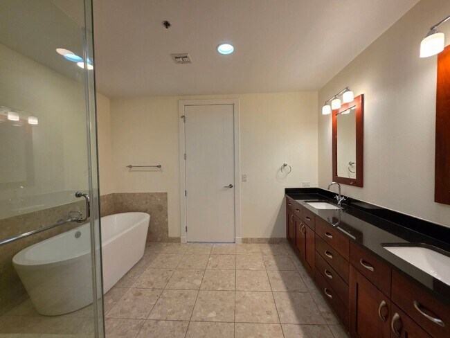 Building Photo - Fantastice High Rise with Full City Views!