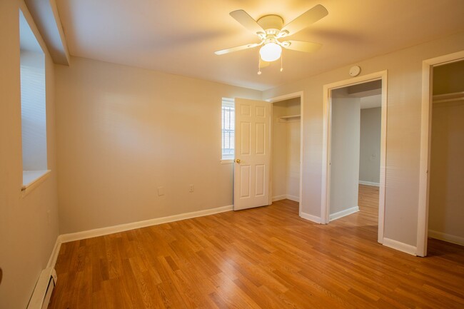 Building Photo - Cute 2 BR/1 BA Condo Apartment in Bellevue!