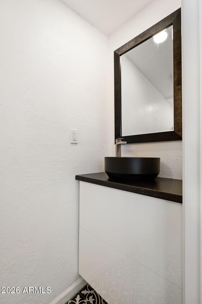 Building Photo - 930 E Whitton Ave