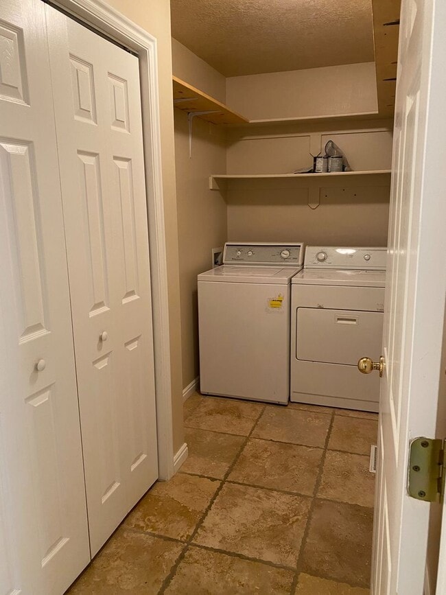 Building Photo - BRENTWOOD CONDO 2 BED 1 BATH
