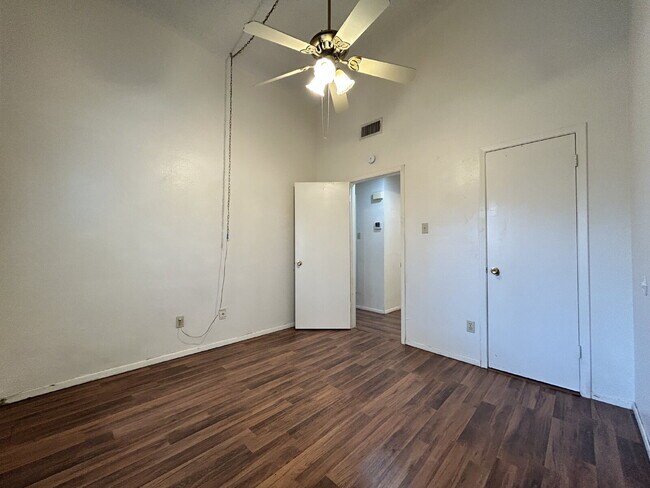 Building Photo - Cute Duplex in Whisperwood